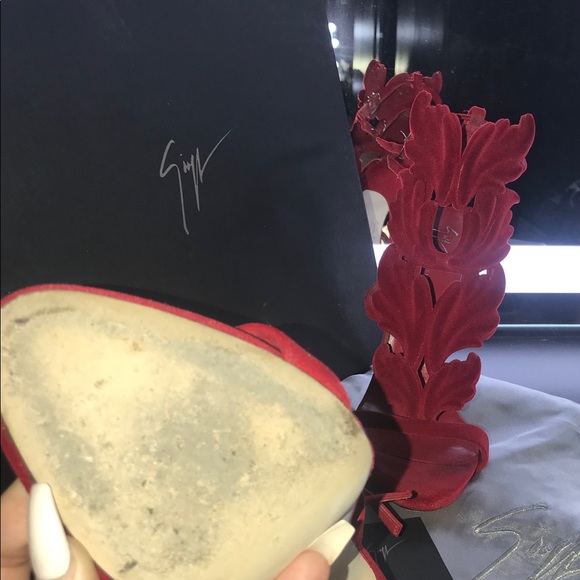 Giuseppe Zanotti Red Coline Winged Velvet Sandals - Picture 5 of 5